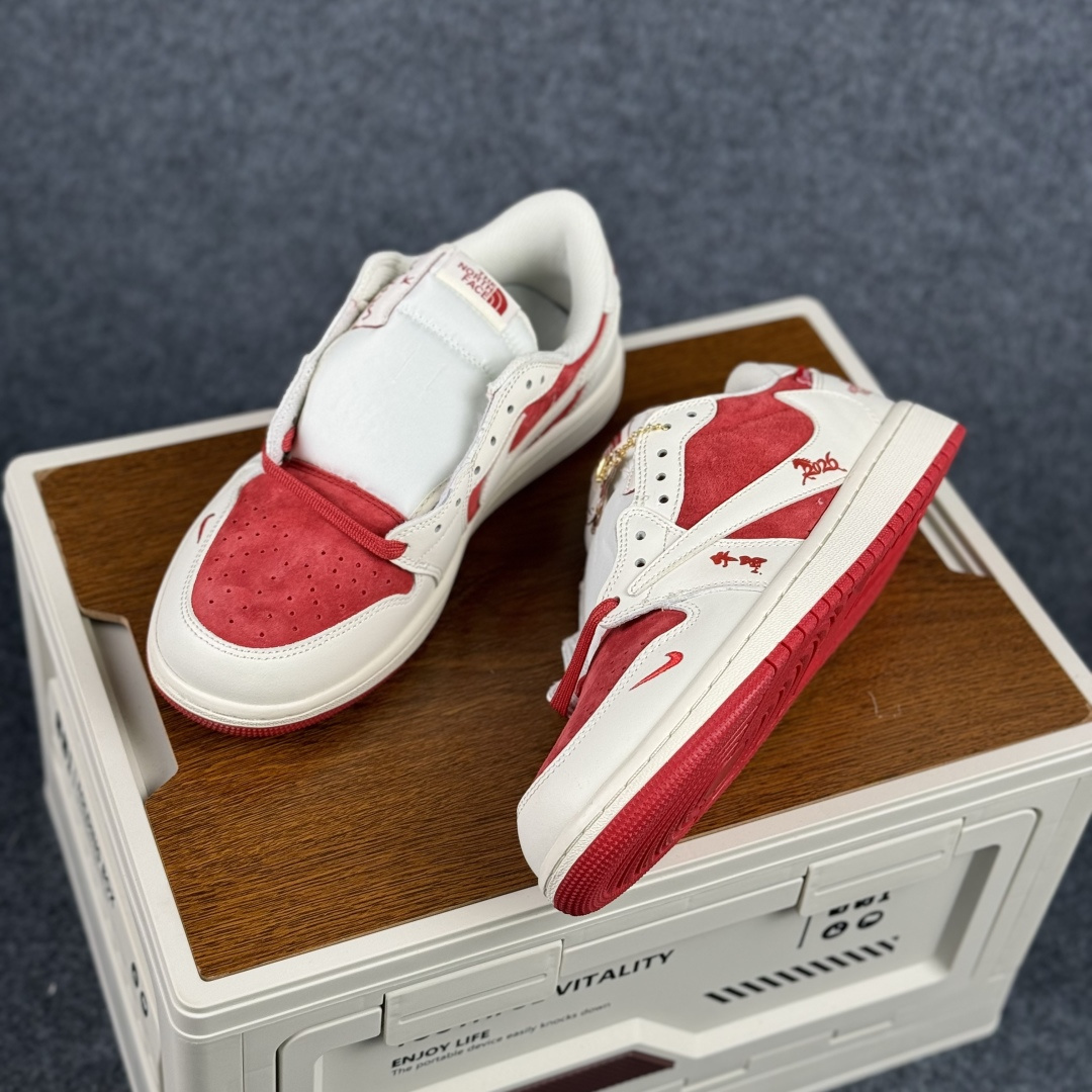 280 联名王炸!AIR JORDAN 1马年联名款太顶了红白麂皮质感拉满,Supreme+北面双标加持 DM7866-123-Chinese UA Cheap High Quatity Brand Clothes Bags handbags Sneakers wholesale wholesaler seller from China Factory suppliers Fashion Clothing Shoes best Quality Beautiful Price 280 联名王炸!AIR JORDAN 1马年联名款太顶了红白麂皮质感拉满,Supreme+北面双标加持 DM7866-123
