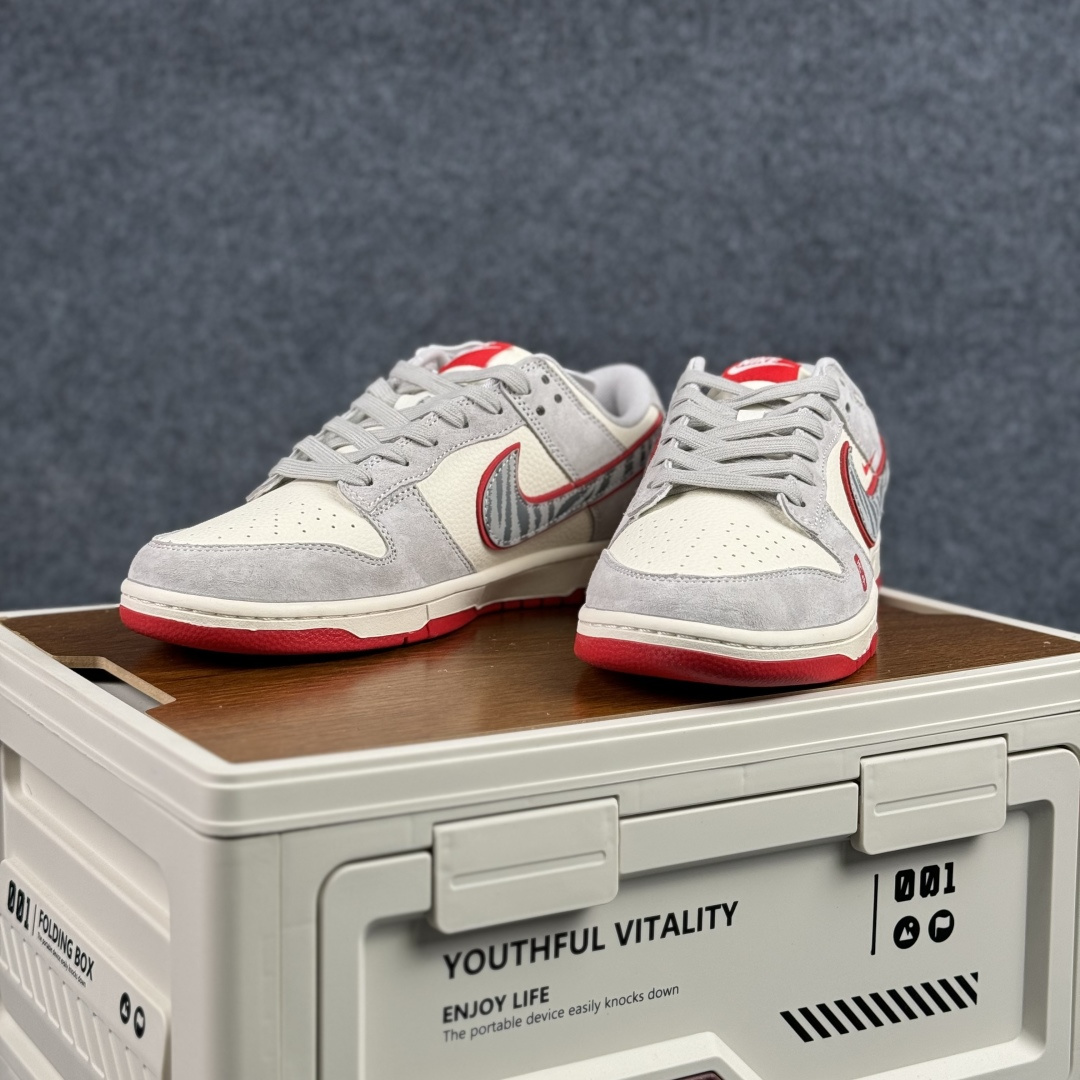 280 马年祥瑞 Dunk|把好运穿在脚下 LX1988-820 Nike Dunk Low 马年限定 灰白撞红自带清雅年味-Chinese UA Cheap High Quatity Brand Clothes Bags handbags Sneakers wholesale wholesaler seller from China Factory suppliers Fashion Clothing Shoes best Quality Beautiful Price 280 马年祥瑞 Dunk|把好运穿在脚下 LX1988-820 Nike Dunk Low 马年限定 灰白撞红自带清雅年味