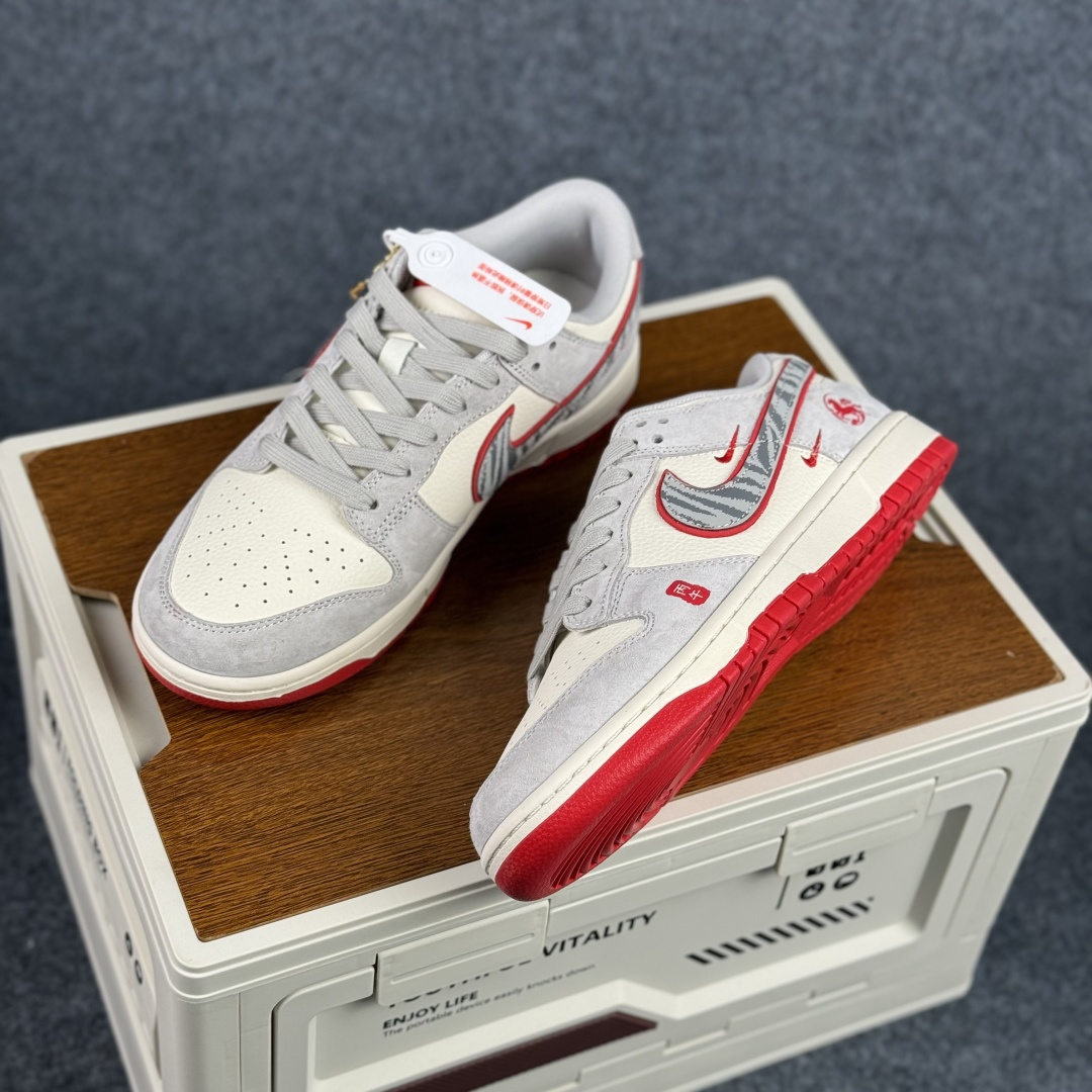 280 马年祥瑞 Dunk|把好运穿在脚下 LX1988-820 Nike Dunk Low 马年限定 灰白撞红自带清雅年味-Chinese UA Cheap High Quatity Brand Clothes Bags handbags Sneakers wholesale wholesaler seller from China Factory suppliers Fashion Clothing Shoes best Quality Beautiful Price 280 马年祥瑞 Dunk|把好运穿在脚下 LX1988-820 Nike Dunk Low 马年限定 灰白撞红自带清雅年味