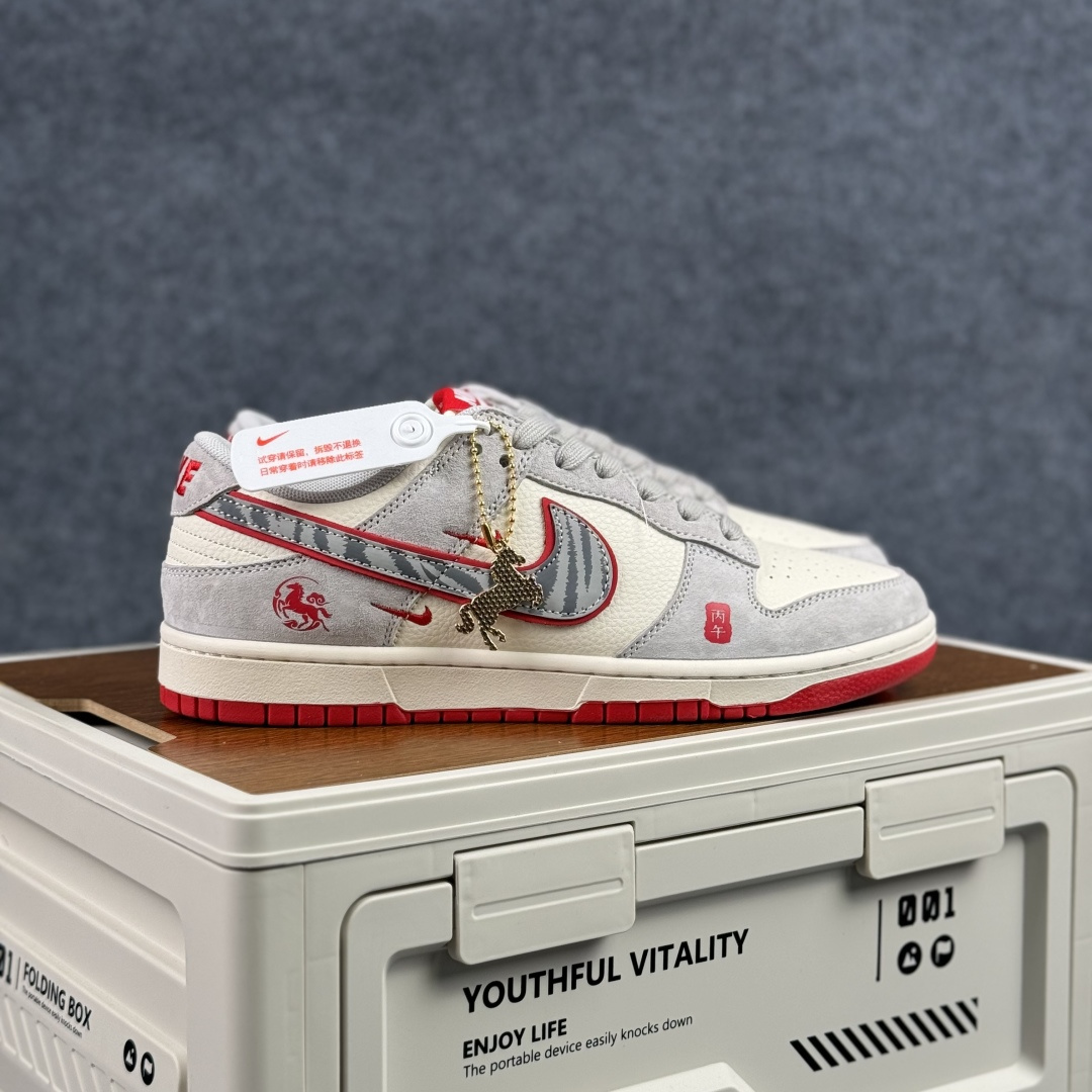 280 马年祥瑞 Dunk|把好运穿在脚下 LX1988-820 Nike Dunk Low 马年限定 灰白撞红自带清雅年味-Chinese UA Cheap High Quatity Brand Clothes Bags handbags Sneakers wholesale wholesaler seller from China Factory suppliers Fashion Clothing Shoes best Quality Beautiful Price 280 马年祥瑞 Dunk|把好运穿在脚下 LX1988-820 Nike Dunk Low 马年限定 灰白撞红自带清雅年味