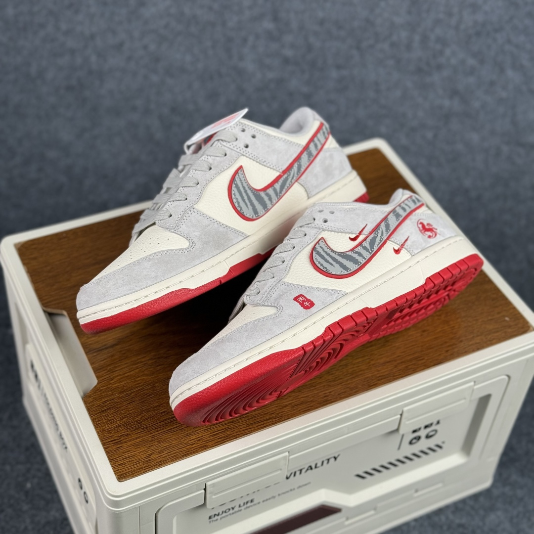 280 马年祥瑞 Dunk|把好运穿在脚下 LX1988-820 Nike Dunk Low 马年限定 灰白撞红自带清雅年味-Chinese UA Cheap High Quatity Brand Clothes Bags handbags Sneakers wholesale wholesaler seller from China Factory suppliers Fashion Clothing Shoes best Quality Beautiful Price 280 马年祥瑞 Dunk|把好运穿在脚下 LX1988-820 Nike Dunk Low 马年限定 灰白撞红自带清雅年味