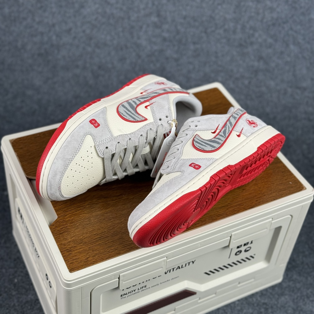 280 马年祥瑞 Dunk|把好运穿在脚下 LX1988-820 Nike Dunk Low 马年限定 灰白撞红自带清雅年味-Chinese UA Cheap High Quatity Brand Clothes Bags handbags Sneakers wholesale wholesaler seller from China Factory suppliers Fashion Clothing Shoes best Quality Beautiful Price 280 马年祥瑞 Dunk|把好运穿在脚下 LX1988-820 Nike Dunk Low 马年限定 灰白撞红自带清雅年味