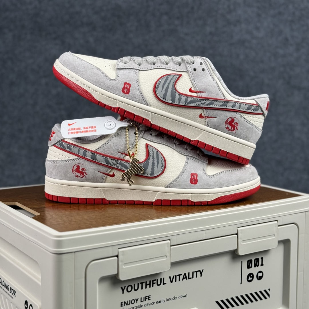 280 马年祥瑞 Dunk|把好运穿在脚下 LX1988-820 Nike Dunk Low 马年限定 灰白撞红自带清雅年味-Chinese UA Cheap High Quatity Brand Clothes Bags handbags Sneakers wholesale wholesaler seller from China Factory suppliers Fashion Clothing Shoes best Quality Beautiful Price 280 马年祥瑞 Dunk|把好运穿在脚下 LX1988-820 Nike Dunk Low 马年限定 灰白撞红自带清雅年味