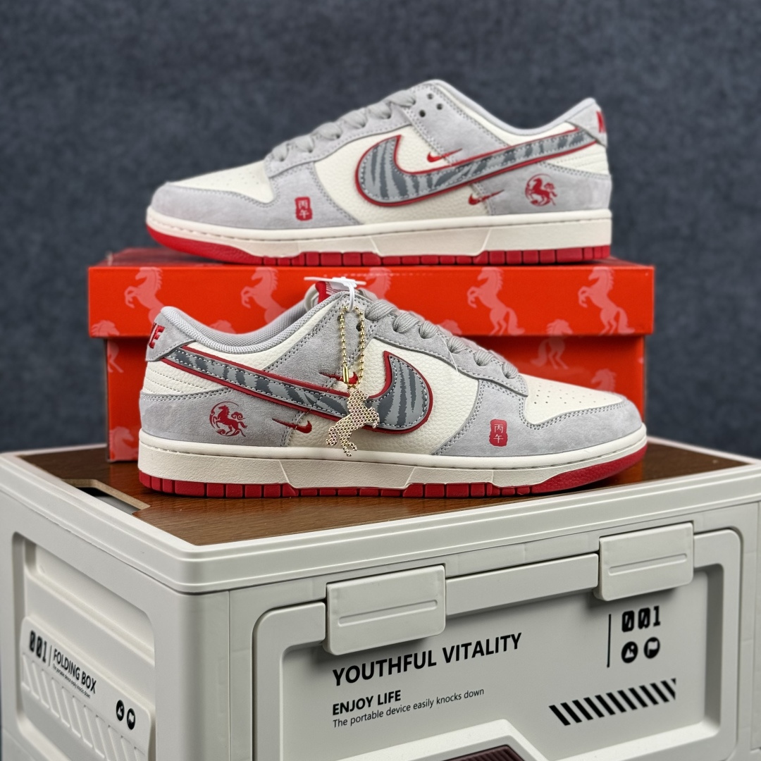 280 马年祥瑞 Dunk|把好运穿在脚下 LX1988-820 Nike Dunk Low 马年限定 灰白撞红自带清雅年味-Chinese UA Cheap High Quatity Brand Clothes Bags handbags Sneakers wholesale wholesaler seller from China Factory suppliers Fashion Clothing Shoes best Quality Beautiful Price 280 马年祥瑞 Dunk|把好运穿在脚下 LX1988-820 Nike Dunk Low 马年限定 灰白撞红自带清雅年味