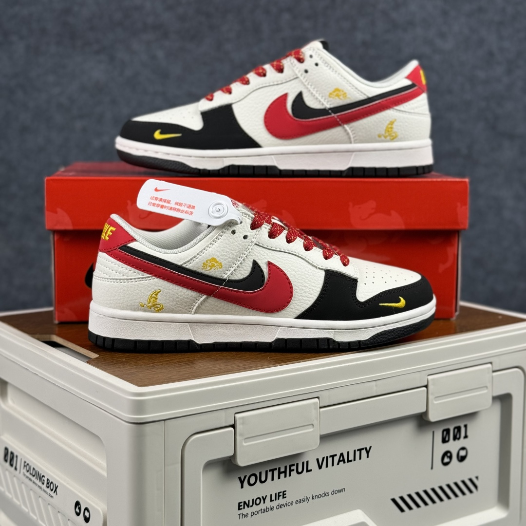 280 XD6188-055 Nike Dunk Low 马年限定 红金撞色自带年味小勾暗藏马年图腾-Chinese UA Cheap High Quatity Brand Clothes Bags handbags Sneakers wholesale wholesaler seller from China Factory suppliers Fashion Clothing Shoes best Quality Beautiful Price 280 XD6188-055 Nike Dunk Low 马年限定 红金撞色自带年味小勾暗藏马年图腾