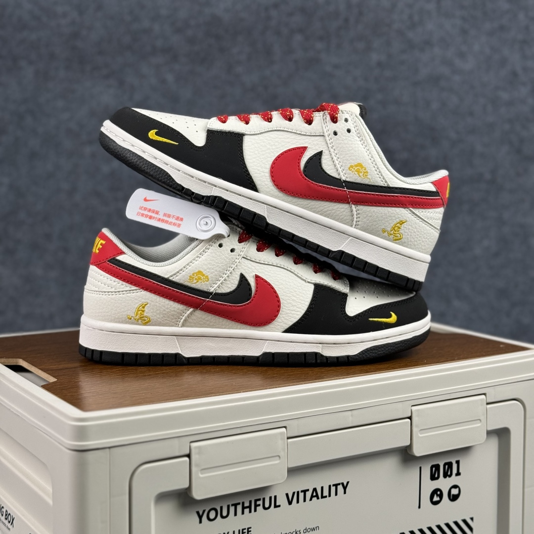 280 XD6188-055 Nike Dunk Low 马年限定 红金撞色自带年味小勾暗藏马年图腾-Chinese UA Cheap High Quatity Brand Clothes Bags handbags Sneakers wholesale wholesaler seller from China Factory suppliers Fashion Clothing Shoes best Quality Beautiful Price 280 XD6188-055 Nike Dunk Low 马年限定 红金撞色自带年味小勾暗藏马年图腾