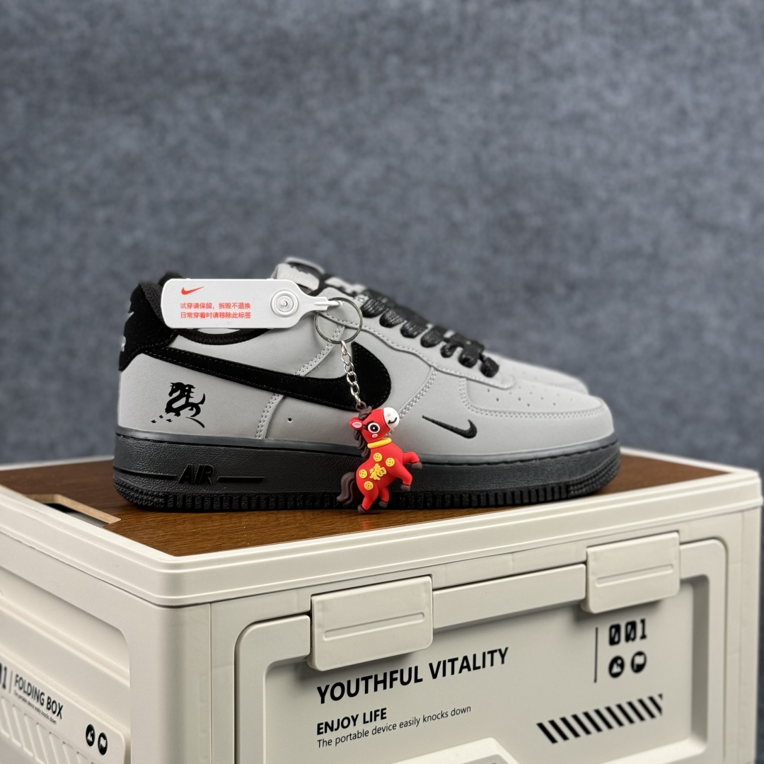 260 Nike Air Force 1'07 Low 马年限定 岩灰缀影 空军一号低帮休闲板鞋 IH1401-100-Chinese UA Cheap High Quatity Brand Clothes Bags handbags Sneakers wholesale wholesaler seller from China Factory suppliers Fashion Clothing Shoes best Quality Beautiful Price 260 Nike Air Force 1'07 Low 马年限定 岩灰缀影 空军一号低帮休闲板鞋 IH1401-100