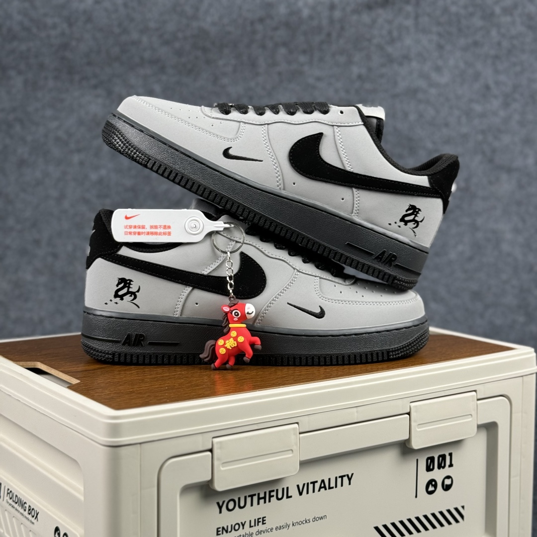 260 Nike Air Force 1'07 Low 马年限定 岩灰缀影 空军一号低帮休闲板鞋 IH1401-100-Chinese UA Cheap High Quatity Brand Clothes Bags handbags Sneakers wholesale wholesaler seller from China Factory suppliers Fashion Clothing Shoes best Quality Beautiful Price 260 Nike Air Force 1'07 Low 马年限定 岩灰缀影 空军一号低帮休闲板鞋 IH1401-100
