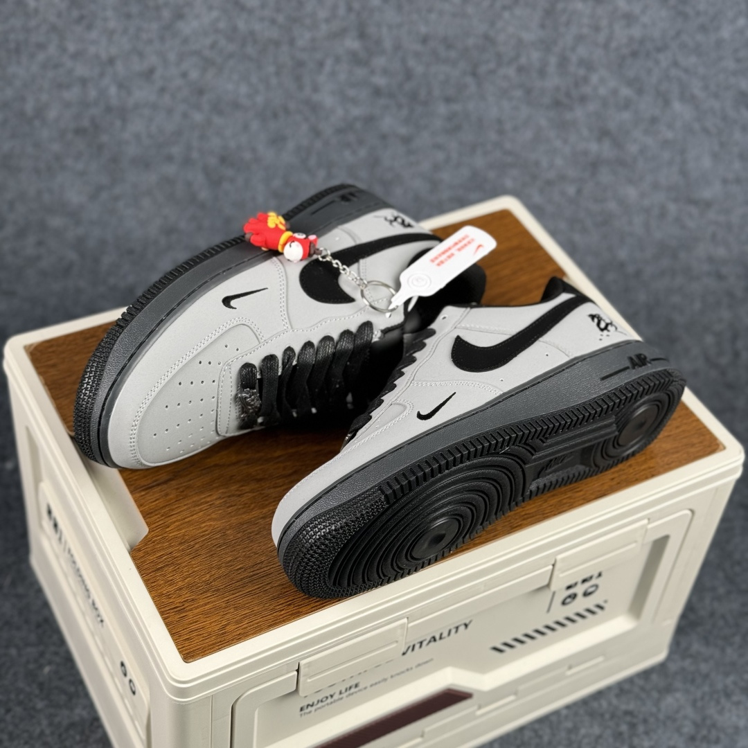 260 Nike Air Force 1'07 Low 马年限定 岩灰缀影 空军一号低帮休闲板鞋 IH1401-100-Chinese UA Cheap High Quatity Brand Clothes Bags handbags Sneakers wholesale wholesaler seller from China Factory suppliers Fashion Clothing Shoes best Quality Beautiful Price 260 Nike Air Force 1'07 Low 马年限定 岩灰缀影 空军一号低帮休闲板鞋 IH1401-100