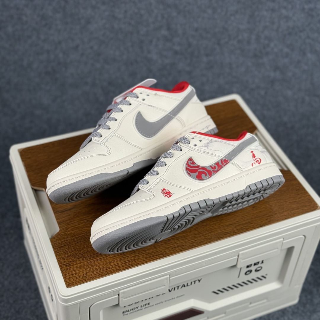 280 Nike SB Dunk Low 马年限定 米白灰 高端定制 低帮休闲板鞋 YX5066-417-Chinese UA Cheap High Quatity Brand Clothes Bags handbags Sneakers wholesale wholesaler seller from China Factory suppliers Fashion Clothing Shoes best Quality Beautiful Price 280 Nike SB Dunk Low 马年限定 米白灰 高端定制 低帮休闲板鞋 YX5066-417