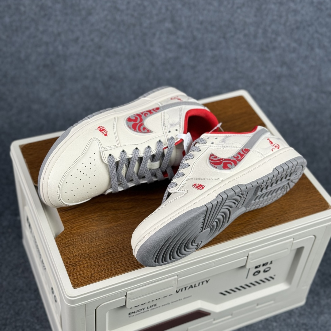 280 Nike SB Dunk Low 马年限定 米白灰 高端定制 低帮休闲板鞋 YX5066-417-Chinese UA Cheap High Quatity Brand Clothes Bags handbags Sneakers wholesale wholesaler seller from China Factory suppliers Fashion Clothing Shoes best Quality Beautiful Price 280 Nike SB Dunk Low 马年限定 米白灰 高端定制 低帮休闲板鞋 YX5066-417