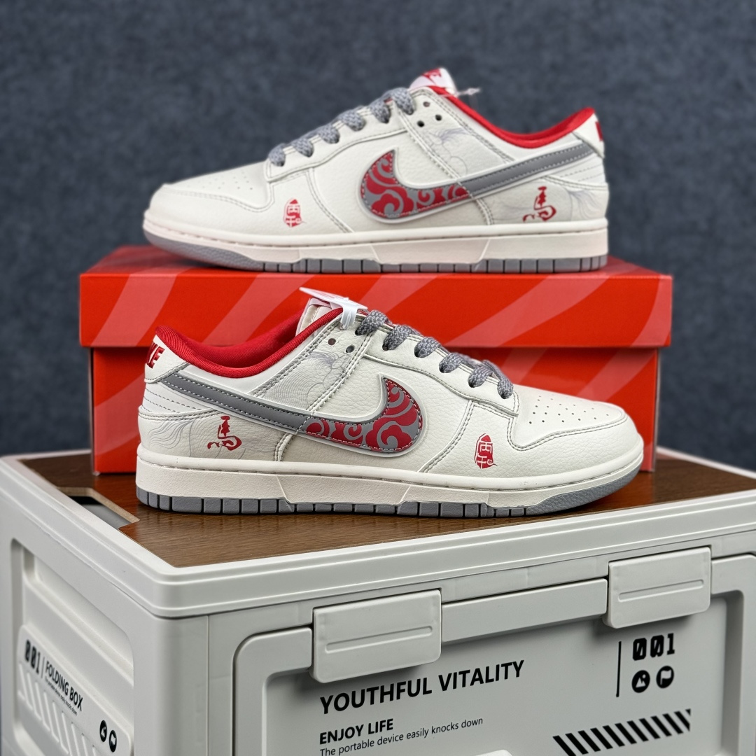 280 Nike SB Dunk Low 马年限定 米白灰 高端定制 低帮休闲板鞋 YX5066-417-Chinese UA Cheap High Quatity Brand Clothes Bags handbags Sneakers wholesale wholesaler seller from China Factory suppliers Fashion Clothing Shoes best Quality Beautiful Price 280 Nike SB Dunk Low 马年限定 米白灰 高端定制 低帮休闲板鞋 YX5066-417
