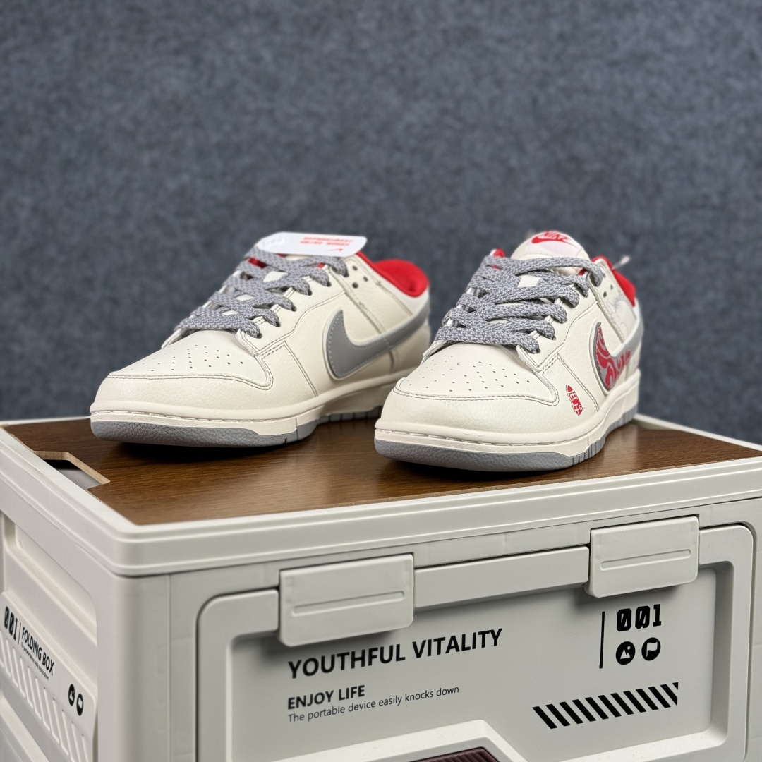 280 Nike SB Dunk Low 马年限定 米白灰 高端定制 低帮休闲板鞋 YX5066-417-Chinese UA Cheap High Quatity Brand Clothes Bags handbags Sneakers wholesale wholesaler seller from China Factory suppliers Fashion Clothing Shoes best Quality Beautiful Price 280 Nike SB Dunk Low 马年限定 米白灰 高端定制 低帮休闲板鞋 YX5066-417