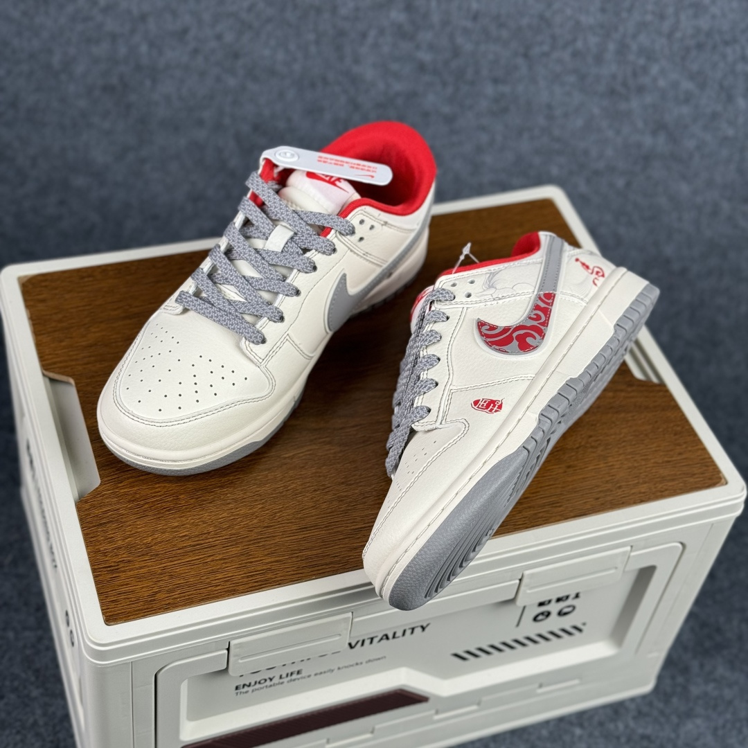 280 Nike SB Dunk Low 马年限定 米白灰 高端定制 低帮休闲板鞋 YX5066-417-Chinese UA Cheap High Quatity Brand Clothes Bags handbags Sneakers wholesale wholesaler seller from China Factory suppliers Fashion Clothing Shoes best Quality Beautiful Price 280 Nike SB Dunk Low 马年限定 米白灰 高端定制 低帮休闲板鞋 YX5066-417
