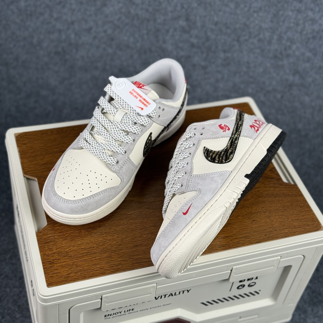 280 Nike SB Dunk Low 马年限定 这双鞋将生肖元素与街头潮流完美融合 LX1988-819-Chinese UA Cheap High Quatity Brand Clothes Bags handbags Sneakers wholesale wholesaler seller from China Factory suppliers Fashion Clothing Shoes best Quality Beautiful Price 280 Nike SB Dunk Low 马年限定 这双鞋将生肖元素与街头潮流完美融合 LX1988-819