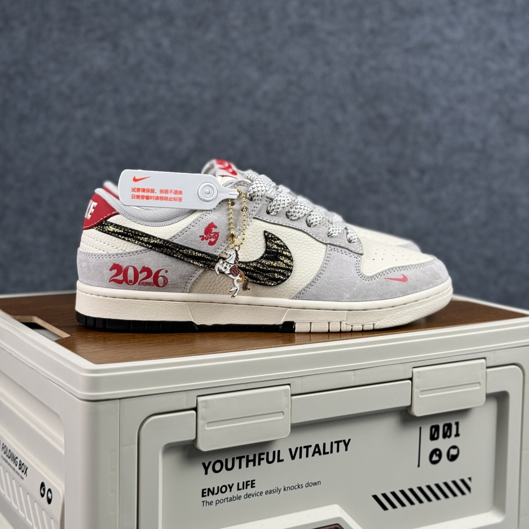280 Nike SB Dunk Low 马年限定 这双鞋将生肖元素与街头潮流完美融合 LX1988-819-Chinese UA Cheap High Quatity Brand Clothes Bags handbags Sneakers wholesale wholesaler seller from China Factory suppliers Fashion Clothing Shoes best Quality Beautiful Price 280 Nike SB Dunk Low 马年限定 这双鞋将生肖元素与街头潮流完美融合 LX1988-819