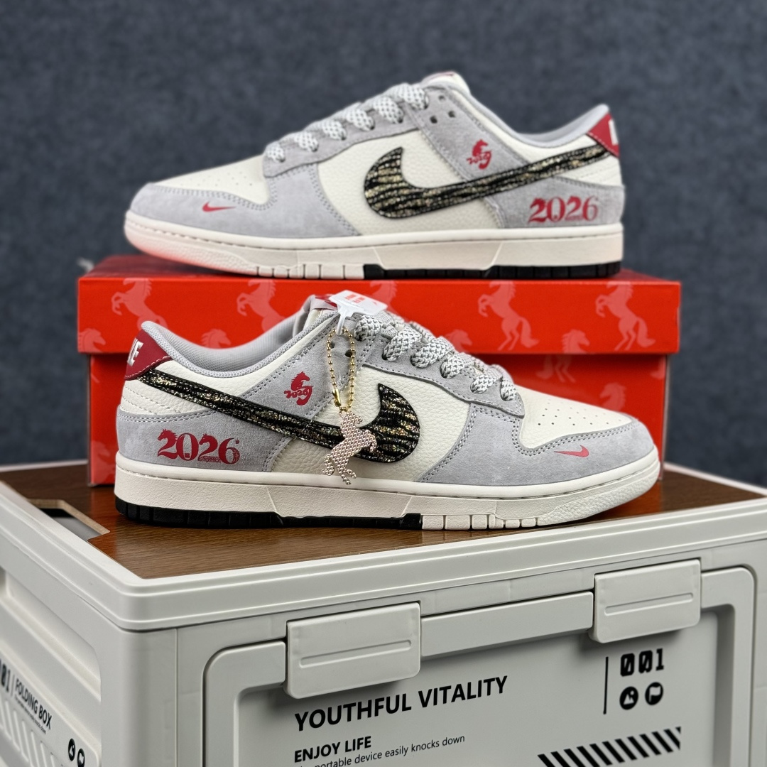 280 Nike SB Dunk Low 马年限定 这双鞋将生肖元素与街头潮流完美融合 LX1988-819-Chinese UA Cheap High Quatity Brand Clothes Bags handbags Sneakers wholesale wholesaler seller from China Factory suppliers Fashion Clothing Shoes best Quality Beautiful Price 280 Nike SB Dunk Low 马年限定 这双鞋将生肖元素与街头潮流完美融合 LX1988-819