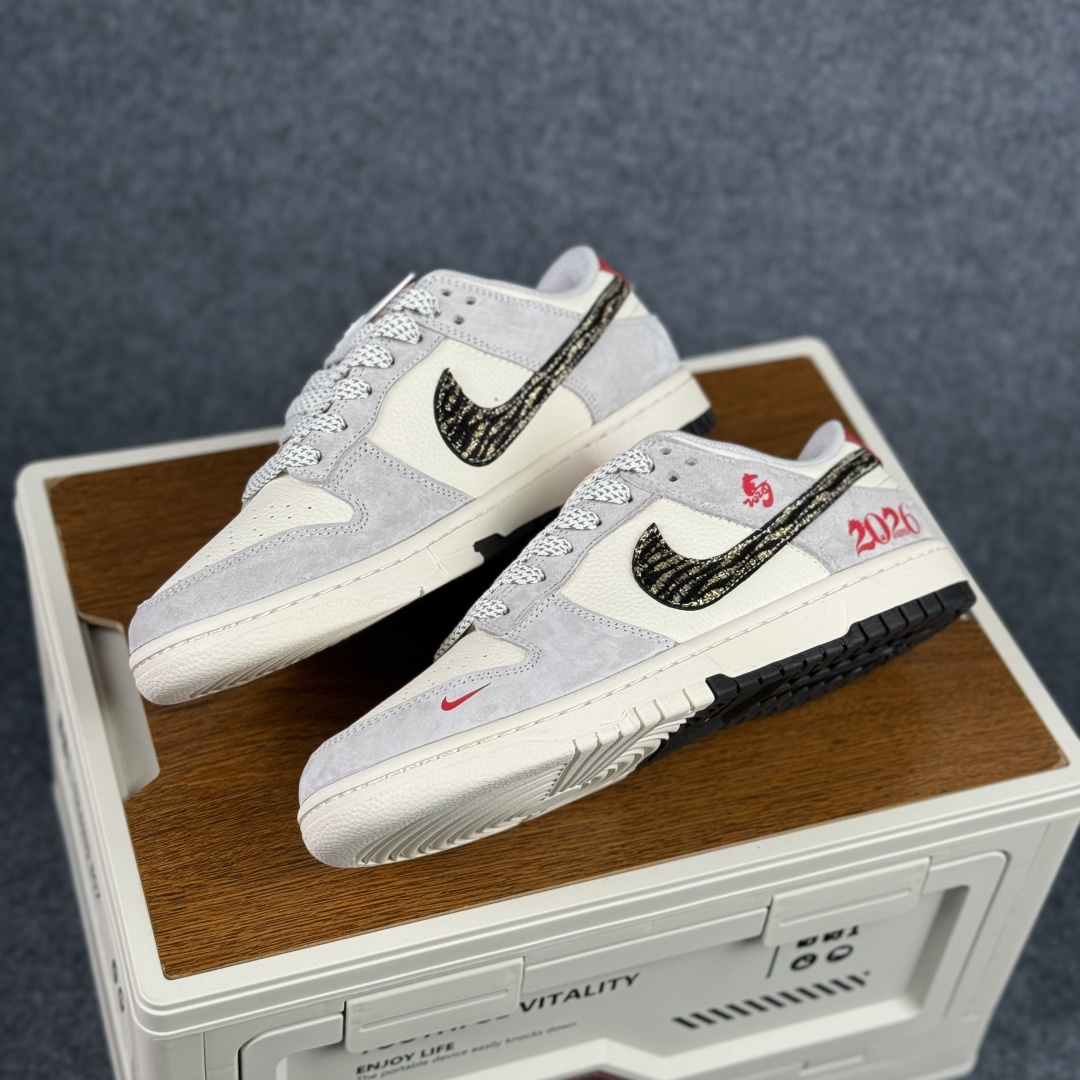 280 Nike SB Dunk Low 马年限定 这双鞋将生肖元素与街头潮流完美融合 LX1988-819-Chinese UA Cheap High Quatity Brand Clothes Bags handbags Sneakers wholesale wholesaler seller from China Factory suppliers Fashion Clothing Shoes best Quality Beautiful Price 280 Nike SB Dunk Low 马年限定 这双鞋将生肖元素与街头潮流完美融合 LX1988-819
