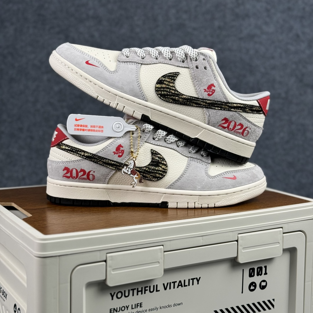 280 Nike SB Dunk Low 马年限定 这双鞋将生肖元素与街头潮流完美融合 LX1988-819-Chinese UA Cheap High Quatity Brand Clothes Bags handbags Sneakers wholesale wholesaler seller from China Factory suppliers Fashion Clothing Shoes best Quality Beautiful Price 280 Nike SB Dunk Low 马年限定 这双鞋将生肖元素与街头潮流完美融合 LX1988-819