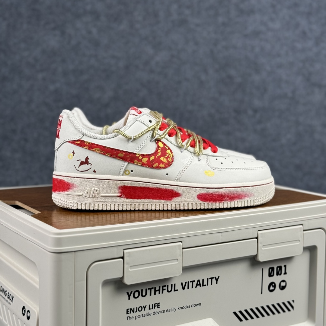 260 Nike Air Force 1'07 Low ”Lucky Steed Traces” 手绘涂鸦 马年限定 赤金瑞马 空军一号低帮休闲板鞋 SD2023-402-Chinese UA Cheap High Quatity Brand Clothes Bags handbags Sneakers wholesale wholesaler seller from China Factory suppliers Fashion Clothing Shoes best Quality Beautiful Price 260 Nike Air Force 1'07 Low ”Lucky Steed Traces” 手绘涂鸦 马年限定 赤金瑞马 空军一号低帮休闲板鞋 SD2023-402