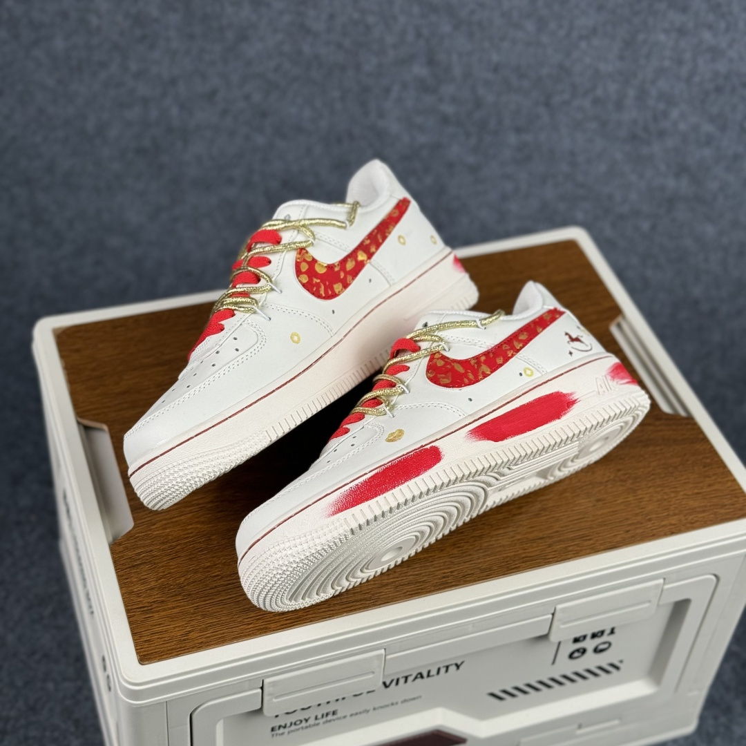 260 Nike Air Force 1'07 Low ”Lucky Steed Traces” 手绘涂鸦 马年限定 赤金瑞马 空军一号低帮休闲板鞋 SD2023-402-Chinese UA Cheap High Quatity Brand Clothes Bags handbags Sneakers wholesale wholesaler seller from China Factory suppliers Fashion Clothing Shoes best Quality Beautiful Price 260 Nike Air Force 1'07 Low ”Lucky Steed Traces” 手绘涂鸦 马年限定 赤金瑞马 空军一号低帮休闲板鞋 SD2023-402