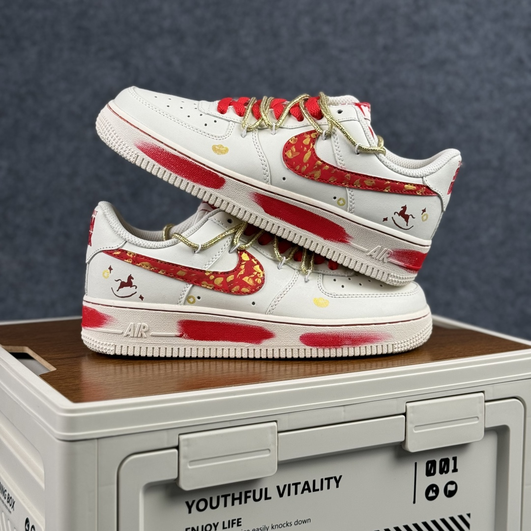 260 Nike Air Force 1'07 Low ”Lucky Steed Traces” 手绘涂鸦 马年限定 赤金瑞马 空军一号低帮休闲板鞋 SD2023-402-Chinese UA Cheap High Quatity Brand Clothes Bags handbags Sneakers wholesale wholesaler seller from China Factory suppliers Fashion Clothing Shoes best Quality Beautiful Price 260 Nike Air Force 1'07 Low ”Lucky Steed Traces” 手绘涂鸦 马年限定 赤金瑞马 空军一号低帮休闲板鞋 SD2023-402