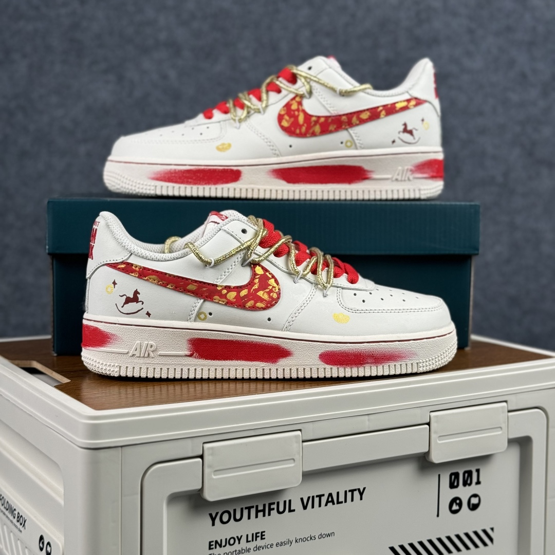 260 Nike Air Force 1'07 Low ”Lucky Steed Traces” 手绘涂鸦 马年限定 赤金瑞马 空军一号低帮休闲板鞋 SD2023-402-Chinese UA Cheap High Quatity Brand Clothes Bags handbags Sneakers wholesale wholesaler seller from China Factory suppliers Fashion Clothing Shoes best Quality Beautiful Price 260 Nike Air Force 1'07 Low ”Lucky Steed Traces” 手绘涂鸦 马年限定 赤金瑞马 空军一号低帮休闲板鞋 SD2023-402