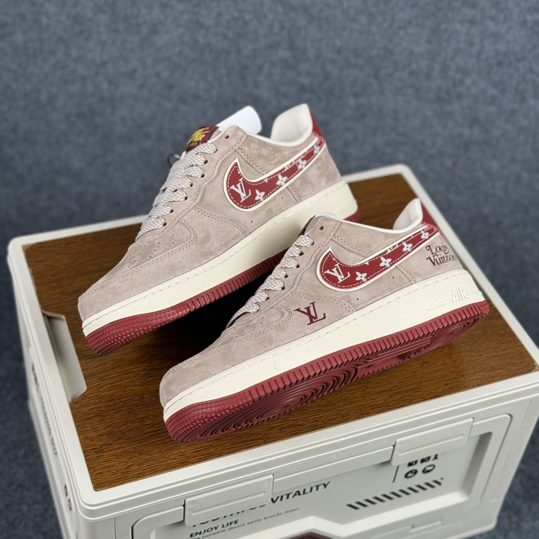 260 Nike Air Force 1'07 Low 灰红麂皮 空军一号低帮休闲板鞋 KL1688-002-Chinese UA Cheap High Quatity Brand Clothes Bags handbags Sneakers wholesale wholesaler seller from China Factory suppliers Fashion Clothing Shoes best Quality Beautiful Price 260 Nike Air Force 1'07 Low 灰红麂皮 空军一号低帮休闲板鞋 KL1688-002