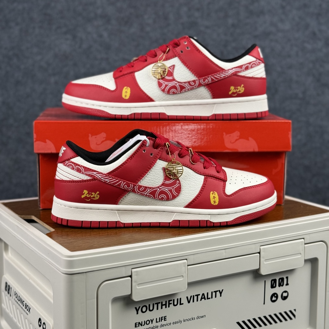 280 Nike Dunk Low 2026 丙午马年限定款 这款鞋融入祥云纹样刺绣 KG6699-F21-Chinese UA Cheap High Quatity Brand Clothes Bags handbags Sneakers wholesale wholesaler seller from China Factory suppliers Fashion Clothing Shoes best Quality Beautiful Price 280 Nike Dunk Low 2026 丙午马年限定款 这款鞋融入祥云纹样刺绣 KG6699-F21