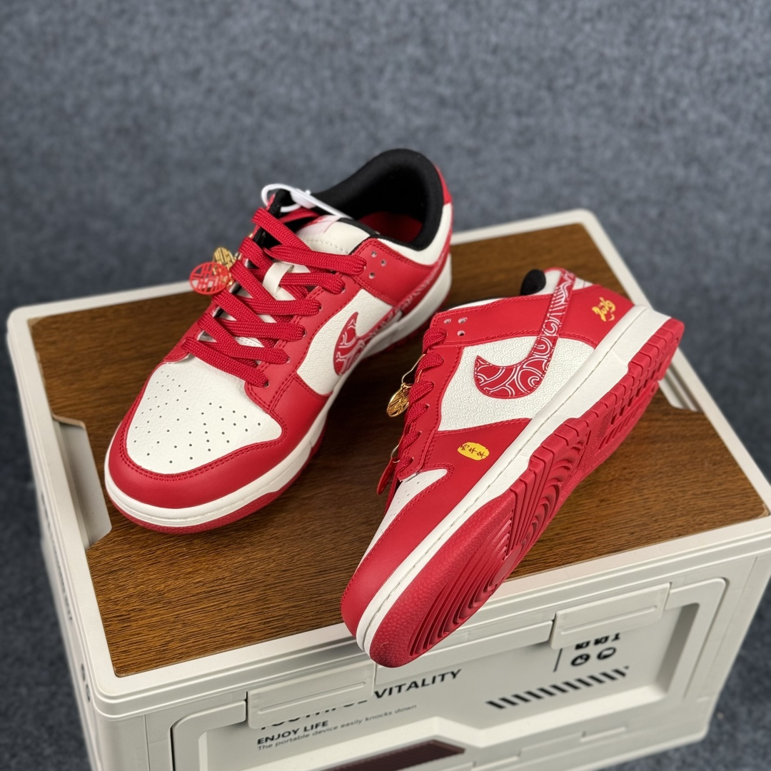 280 Nike Dunk Low 2026 丙午马年限定款 这款鞋融入祥云纹样刺绣 KG6699-F21-Chinese UA Cheap High Quatity Brand Clothes Bags handbags Sneakers wholesale wholesaler seller from China Factory suppliers Fashion Clothing Shoes best Quality Beautiful Price 280 Nike Dunk Low 2026 丙午马年限定款 这款鞋融入祥云纹样刺绣 KG6699-F21