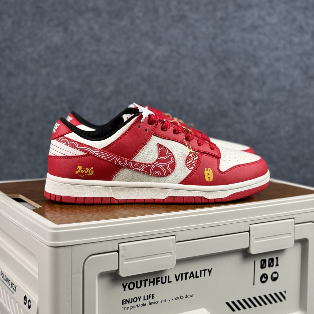 280 Nike Dunk Low 2026 丙午马年限定款 这款鞋融入祥云纹样刺绣 KG6699-F21-Chinese UA Cheap High Quatity Brand Clothes Bags handbags Sneakers wholesale wholesaler seller from China Factory suppliers Fashion Clothing Shoes best Quality Beautiful Price 280 Nike Dunk Low 2026 丙午马年限定款 这款鞋融入祥云纹样刺绣 KG6699-F21