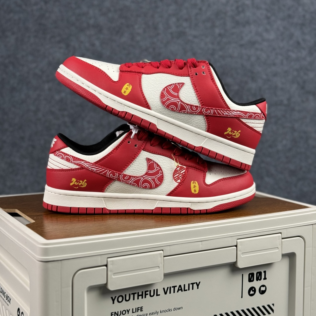 280 Nike Dunk Low 2026 丙午马年限定款 这款鞋融入祥云纹样刺绣 KG6699-F21-Chinese UA Cheap High Quatity Brand Clothes Bags handbags Sneakers wholesale wholesaler seller from China Factory suppliers Fashion Clothing Shoes best Quality Beautiful Price 280 Nike Dunk Low 2026 丙午马年限定款 这款鞋融入祥云纹样刺绣 KG6699-F21