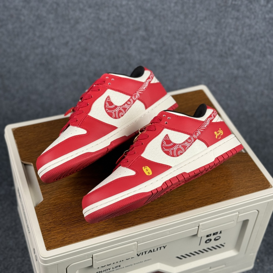 280 Nike Dunk Low 2026 丙午马年限定款 这款鞋融入祥云纹样刺绣 KG6699-F21-Chinese UA Cheap High Quatity Brand Clothes Bags handbags Sneakers wholesale wholesaler seller from China Factory suppliers Fashion Clothing Shoes best Quality Beautiful Price 280 Nike Dunk Low 2026 丙午马年限定款 这款鞋融入祥云纹样刺绣 KG6699-F21