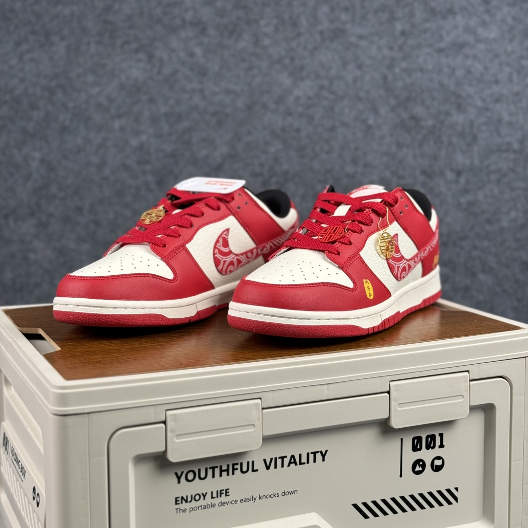 280 Nike Dunk Low 2026 丙午马年限定款 这款鞋融入祥云纹样刺绣 KG6699-F21-Chinese UA Cheap High Quatity Brand Clothes Bags handbags Sneakers wholesale wholesaler seller from China Factory suppliers Fashion Clothing Shoes best Quality Beautiful Price 280 Nike Dunk Low 2026 丙午马年限定款 这款鞋融入祥云纹样刺绣 KG6699-F21