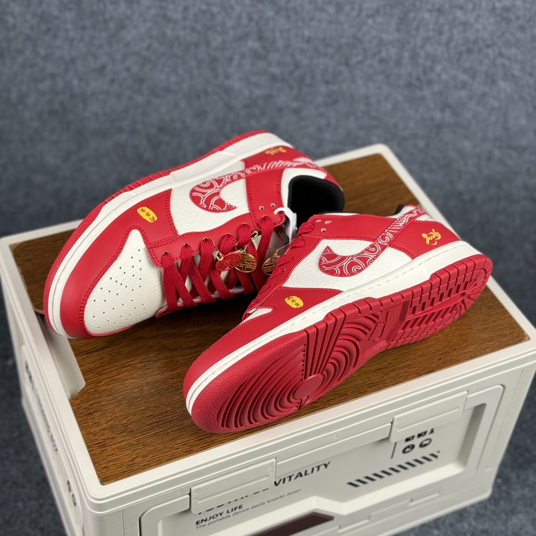 280 Nike Dunk Low 2026 丙午马年限定款 这款鞋融入祥云纹样刺绣 KG6699-F21-Chinese UA Cheap High Quatity Brand Clothes Bags handbags Sneakers wholesale wholesaler seller from China Factory suppliers Fashion Clothing Shoes best Quality Beautiful Price 280 Nike Dunk Low 2026 丙午马年限定款 这款鞋融入祥云纹样刺绣 KG6699-F21