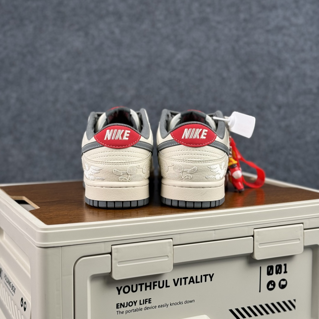 280 NIKE DUNK SB LOW 全新配色 马年限定 定制Dunk SB顾名思义 DX2688-015-Chinese UA Cheap High Quatity Brand Clothes Bags handbags Sneakers wholesale wholesaler seller from China Factory suppliers Fashion Clothing Shoes best Quality Beautiful Price 280 NIKE DUNK SB LOW 全新配色 马年限定 定制Dunk SB顾名思义 DX2688-015