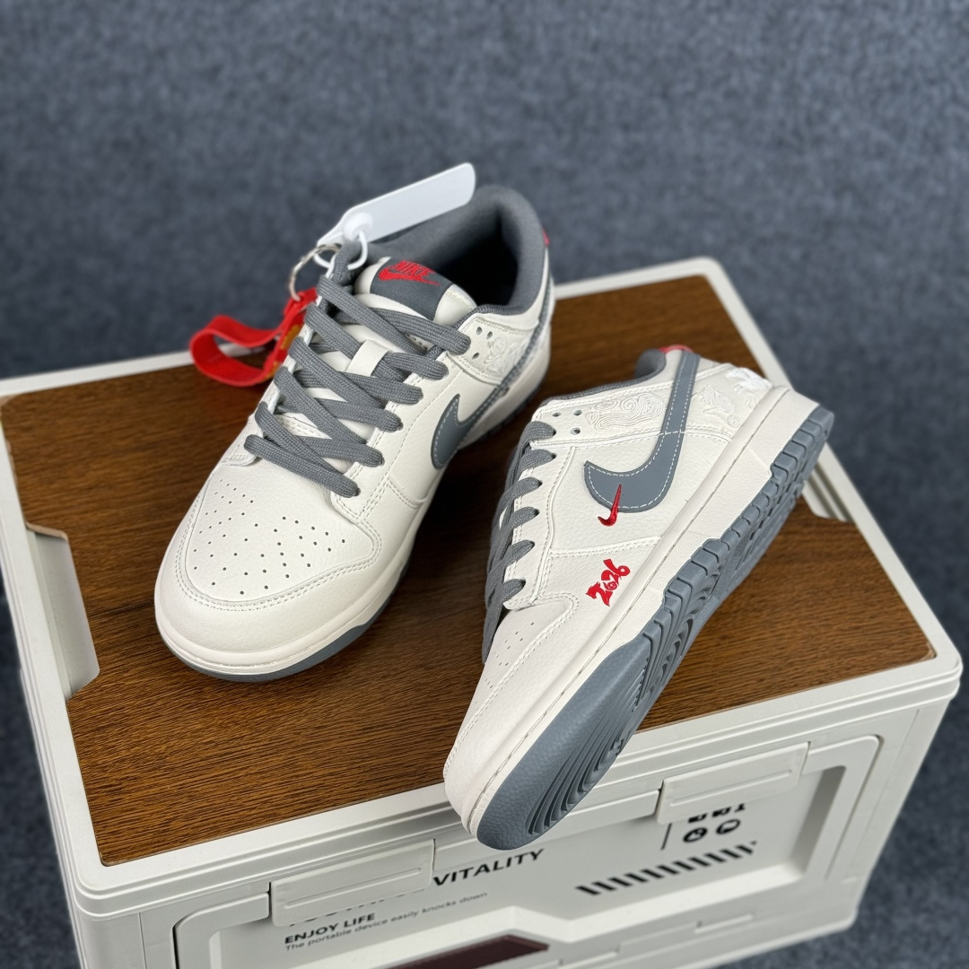 280 NIKE DUNK SB LOW 全新配色 马年限定 定制Dunk SB顾名思义 DX2688-015-Chinese UA Cheap High Quatity Brand Clothes Bags handbags Sneakers wholesale wholesaler seller from China Factory suppliers Fashion Clothing Shoes best Quality Beautiful Price 280 NIKE DUNK SB LOW 全新配色 马年限定 定制Dunk SB顾名思义 DX2688-015