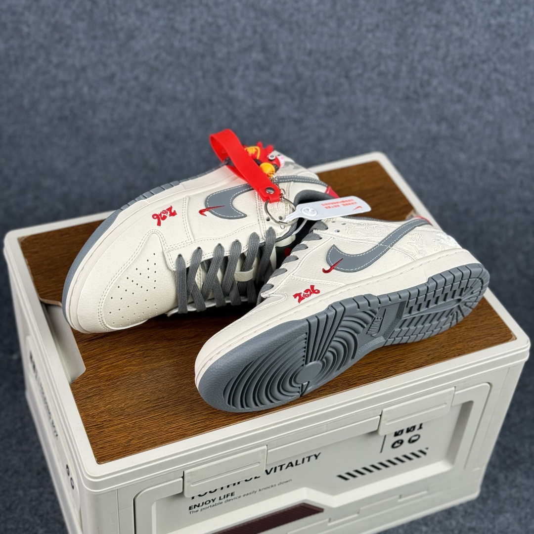 280 NIKE DUNK SB LOW 全新配色 马年限定 定制Dunk SB顾名思义 DX2688-015-Chinese UA Cheap High Quatity Brand Clothes Bags handbags Sneakers wholesale wholesaler seller from China Factory suppliers Fashion Clothing Shoes best Quality Beautiful Price 280 NIKE DUNK SB LOW 全新配色 马年限定 定制Dunk SB顾名思义 DX2688-015