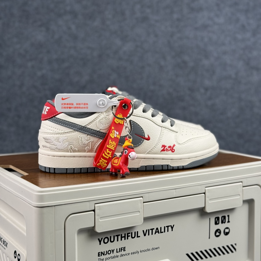 280 NIKE DUNK SB LOW 全新配色 马年限定 定制Dunk SB顾名思义 DX2688-015-Chinese UA Cheap High Quatity Brand Clothes Bags handbags Sneakers wholesale wholesaler seller from China Factory suppliers Fashion Clothing Shoes best Quality Beautiful Price 280 NIKE DUNK SB LOW 全新配色 马年限定 定制Dunk SB顾名思义 DX2688-015