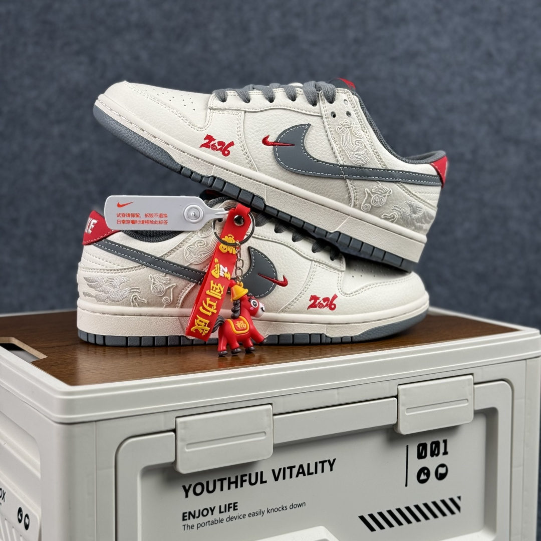 280 NIKE DUNK SB LOW 全新配色 马年限定 定制Dunk SB顾名思义 DX2688-015-Chinese UA Cheap High Quatity Brand Clothes Bags handbags Sneakers wholesale wholesaler seller from China Factory suppliers Fashion Clothing Shoes best Quality Beautiful Price 280 NIKE DUNK SB LOW 全新配色 马年限定 定制Dunk SB顾名思义 DX2688-015