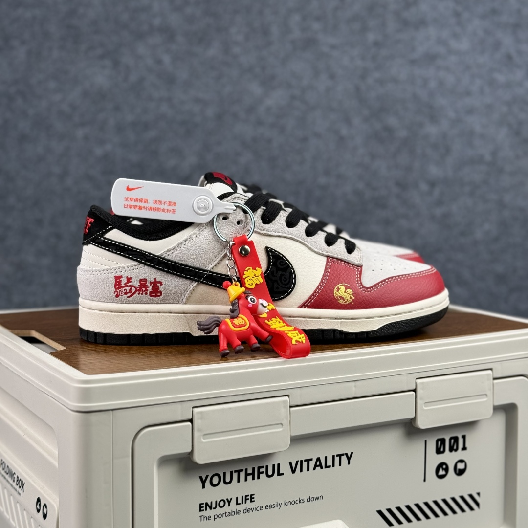 280 NIKE DUNK SB LOW 全新配色 马年限定 ZH2598-803-Chinese UA Cheap High Quatity Brand Clothes Bags handbags Sneakers wholesale wholesaler seller from China Factory suppliers Fashion Clothing Shoes best Quality Beautiful Price 280 NIKE DUNK SB LOW 全新配色 马年限定 ZH2598-803