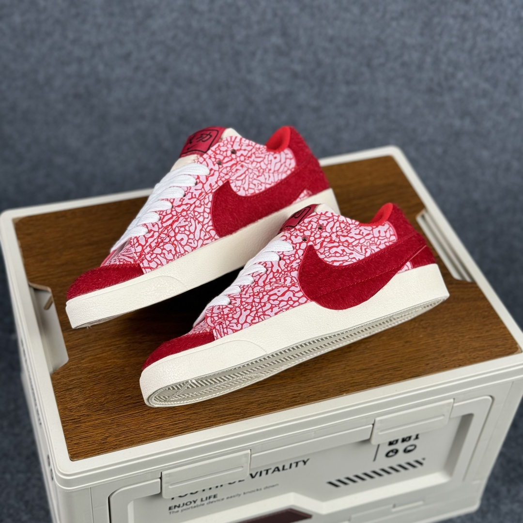 160 Nike Blazer Low '77 Jumbo 马年限定 定制开拓者 低帮休闲运动板鞋 QD1470-142-Chinese UA Cheap High Quatity Brand Clothes Bags handbags Sneakers wholesale wholesaler seller from China Factory suppliers Fashion Clothing Shoes best Quality Beautiful Price 160 Nike Blazer Low '77 Jumbo 马年限定 定制开拓者 低帮休闲运动板鞋 QD1470-142