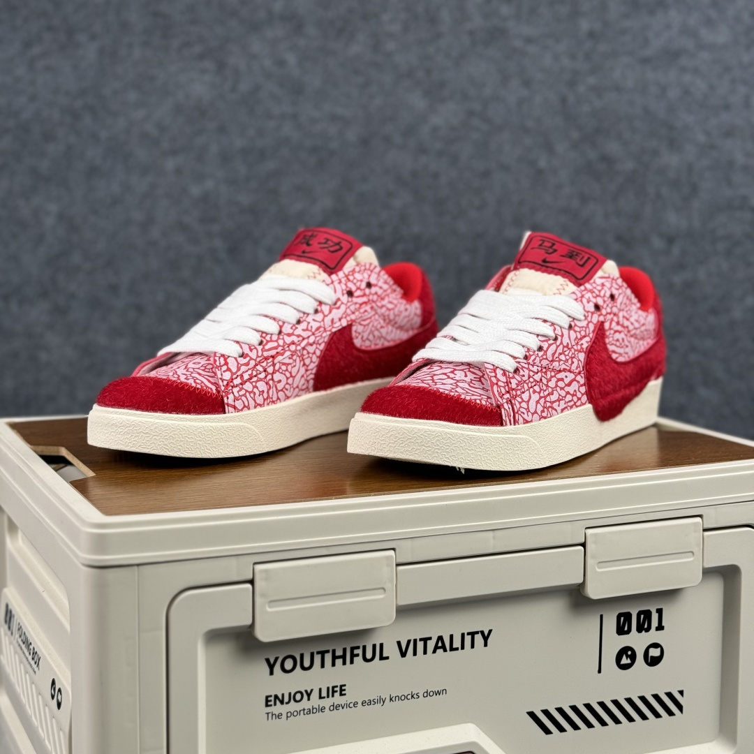 160 Nike Blazer Low '77 Jumbo 马年限定 定制开拓者 低帮休闲运动板鞋 QD1470-142-Chinese UA Cheap High Quatity Brand Clothes Bags handbags Sneakers wholesale wholesaler seller from China Factory suppliers Fashion Clothing Shoes best Quality Beautiful Price 160 Nike Blazer Low '77 Jumbo 马年限定 定制开拓者 低帮休闲运动板鞋 QD1470-142