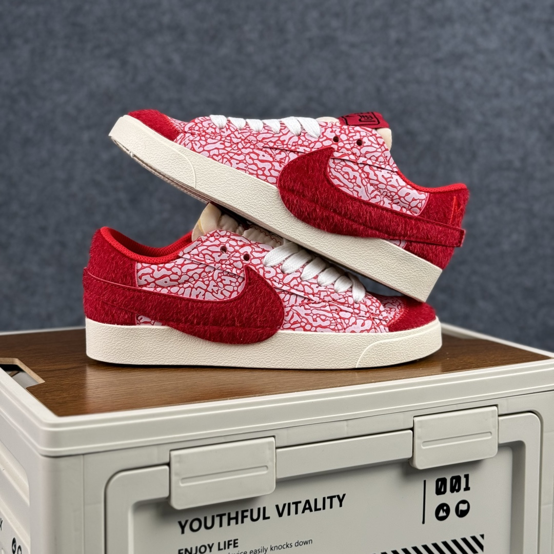160 Nike Blazer Low '77 Jumbo 马年限定 定制开拓者 低帮休闲运动板鞋 QD1470-142-Chinese UA Cheap High Quatity Brand Clothes Bags handbags Sneakers wholesale wholesaler seller from China Factory suppliers Fashion Clothing Shoes best Quality Beautiful Price 160 Nike Blazer Low '77 Jumbo 马年限定 定制开拓者 低帮休闲运动板鞋 QD1470-142