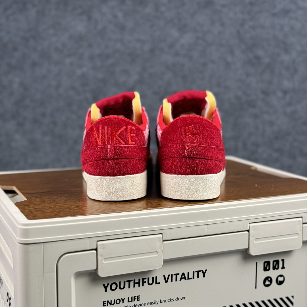 160 Nike Blazer Low '77 Jumbo 马年限定 定制开拓者 低帮休闲运动板鞋 QD1470-142-Chinese UA Cheap High Quatity Brand Clothes Bags handbags Sneakers wholesale wholesaler seller from China Factory suppliers Fashion Clothing Shoes best Quality Beautiful Price 160 Nike Blazer Low '77 Jumbo 马年限定 定制开拓者 低帮休闲运动板鞋 QD1470-142