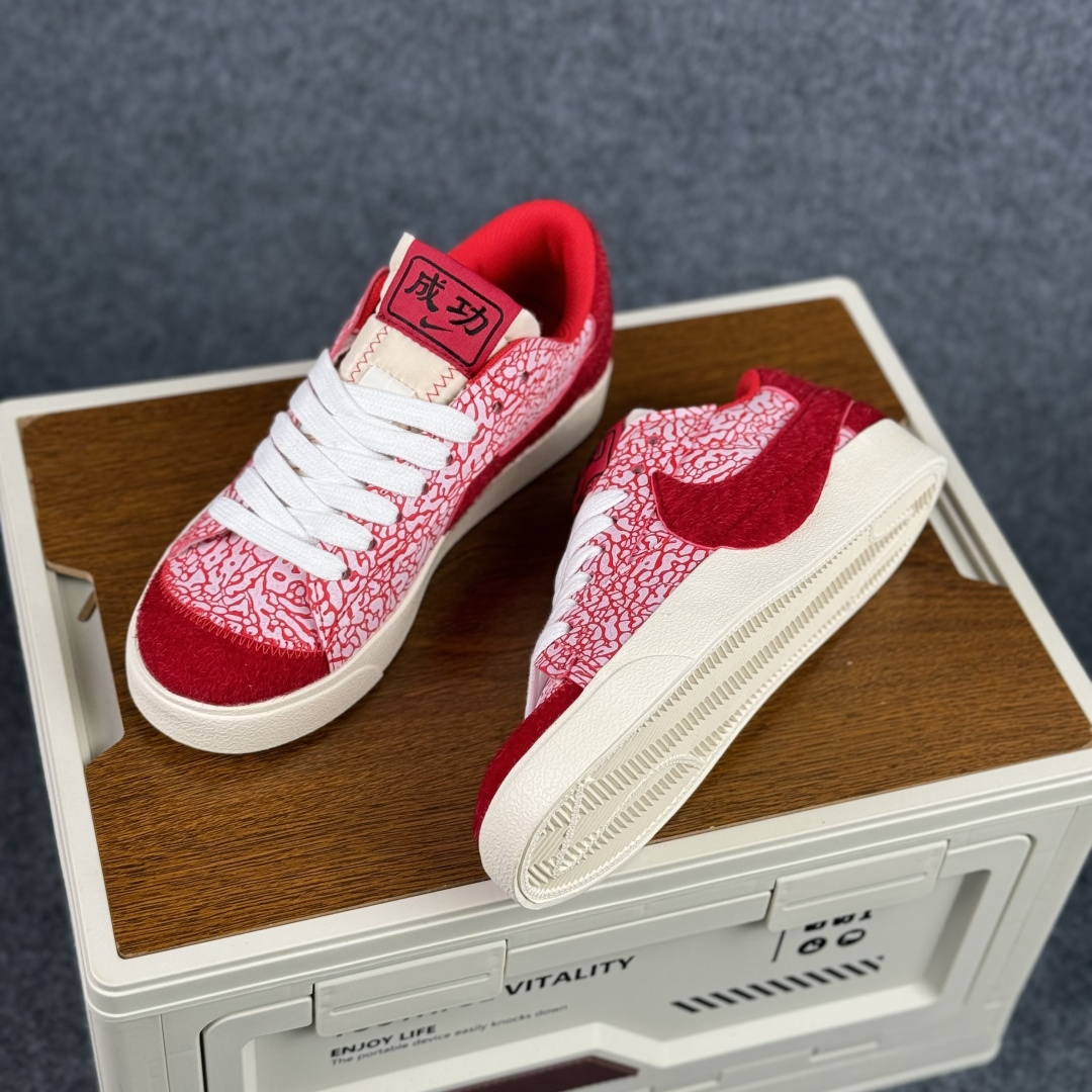 160 Nike Blazer Low '77 Jumbo 马年限定 定制开拓者 低帮休闲运动板鞋 QD1470-142-Chinese UA Cheap High Quatity Brand Clothes Bags handbags Sneakers wholesale wholesaler seller from China Factory suppliers Fashion Clothing Shoes best Quality Beautiful Price 160 Nike Blazer Low '77 Jumbo 马年限定 定制开拓者 低帮休闲运动板鞋 QD1470-142