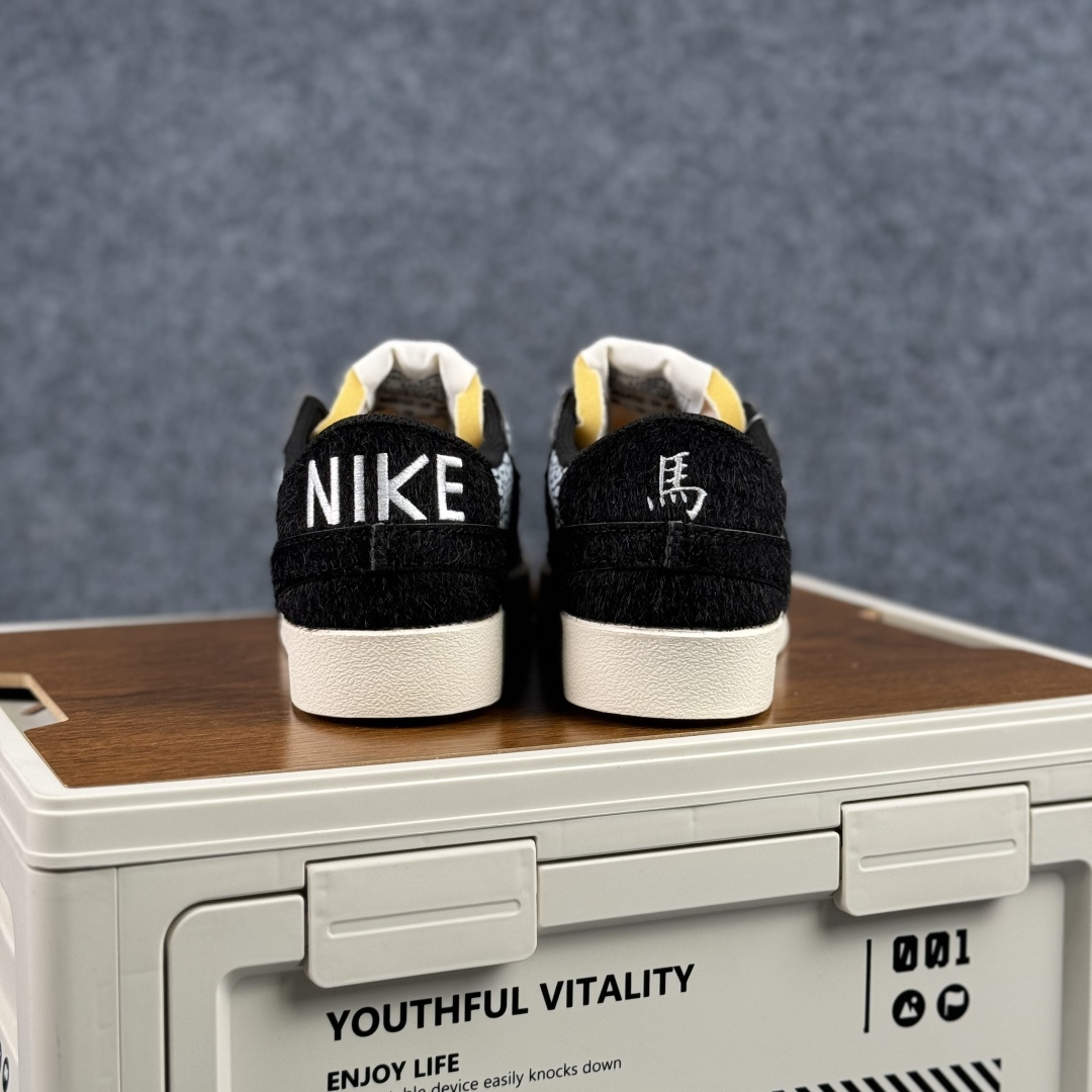 160 Nike Blazer Low '77 Jumbo 马年限定 定制开拓者 低帮休闲运动板鞋 QD1470-131-Chinese UA Cheap High Quatity Brand Clothes Bags handbags Sneakers wholesale wholesaler seller from China Factory suppliers Fashion Clothing Shoes best Quality Beautiful Price 160 Nike Blazer Low '77 Jumbo 马年限定 定制开拓者 低帮休闲运动板鞋 QD1470-131
