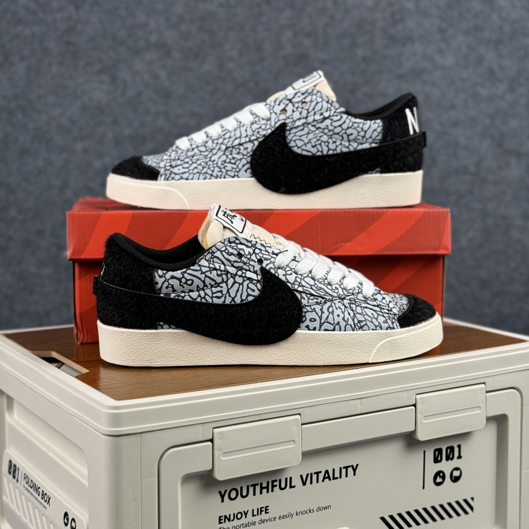 160 Nike Blazer Low '77 Jumbo 马年限定 定制开拓者 低帮休闲运动板鞋 QD1470-131-Chinese UA Cheap High Quatity Brand Clothes Bags handbags Sneakers wholesale wholesaler seller from China Factory suppliers Fashion Clothing Shoes best Quality Beautiful Price 160 Nike Blazer Low '77 Jumbo 马年限定 定制开拓者 低帮休闲运动板鞋 QD1470-131