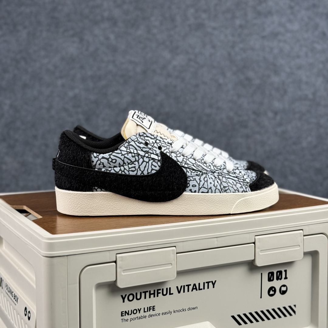 160 Nike Blazer Low '77 Jumbo 马年限定 定制开拓者 低帮休闲运动板鞋 QD1470-131-Chinese UA Cheap High Quatity Brand Clothes Bags handbags Sneakers wholesale wholesaler seller from China Factory suppliers Fashion Clothing Shoes best Quality Beautiful Price 160 Nike Blazer Low '77 Jumbo 马年限定 定制开拓者 低帮休闲运动板鞋 QD1470-131