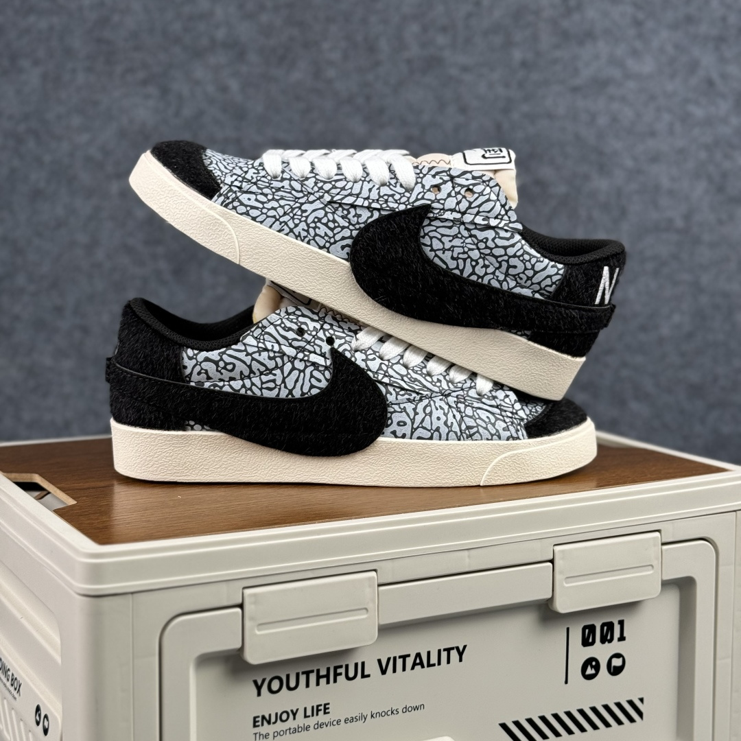 160 Nike Blazer Low '77 Jumbo 马年限定 定制开拓者 低帮休闲运动板鞋 QD1470-131-Chinese UA Cheap High Quatity Brand Clothes Bags handbags Sneakers wholesale wholesaler seller from China Factory suppliers Fashion Clothing Shoes best Quality Beautiful Price 160 Nike Blazer Low '77 Jumbo 马年限定 定制开拓者 低帮休闲运动板鞋 QD1470-131